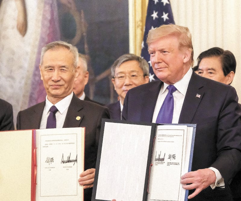 Avance s. El viceprimer ministro de China, Liu He, y el presidente de Estados Unidos, Donald Trump, firmaron la primera fase del pacto comercial. ALEX WROBLEWSKI. EFE