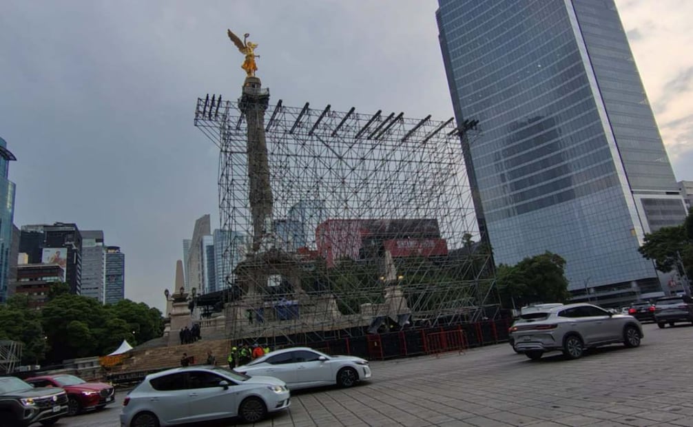 Un escenario fue colocado detrás del monumento, donde, de acuerdo con trabajadores del lugar, se presentará una banda antes del encuentro. Foto: Arantxa Meave / EL UNIVERSAL