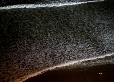 Perú halla residuos de petróleo en playas frente a la capital