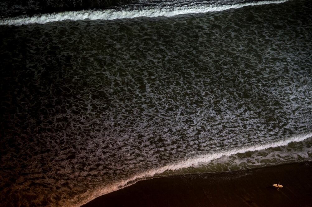 Una imagen del 9 de marzo de 2017, un surfista camina en la playa de La Pampilla, en Lima, Perú. Foto: Ilustrativa. AP