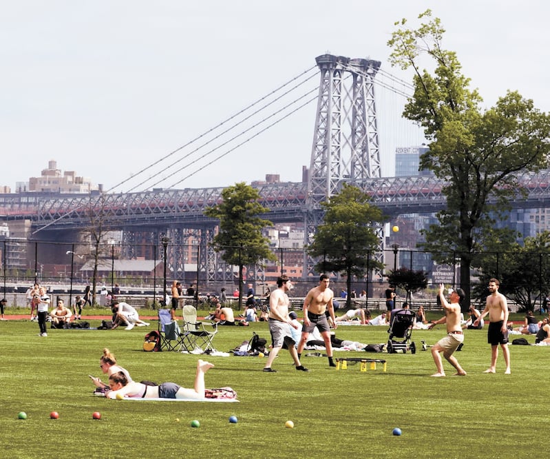 Ciudadanos se relajan y juegan en el parque East River, en Nueva York, durante el Memorial Day. Las restricciones por el coronavirus se flexibilizaron por este día. ASON SZENES. EFE 