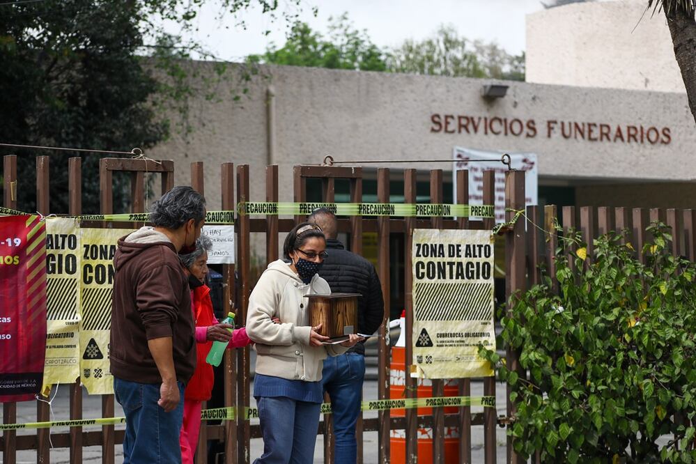 La letalidad del Covid-19 se puede ver en los crematorios de los panteones en donde carrozas hacen filas para entregar los cuerpos y los familiares recogen las cenizas. Trabajadores no se dan a basto. Fotos: Diego Smón. El Universal