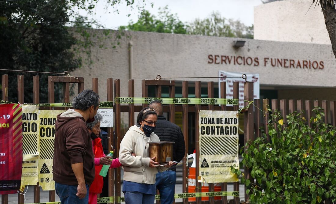La letalidad del Covid-19 se puede ver en los crematorios de los panteones en donde carrozas hacen filas para entregar los cuerpos y los familiares recogen las cenizas. Trabajadores no se dan a basto. Fotos: Diego Smón. El Universal