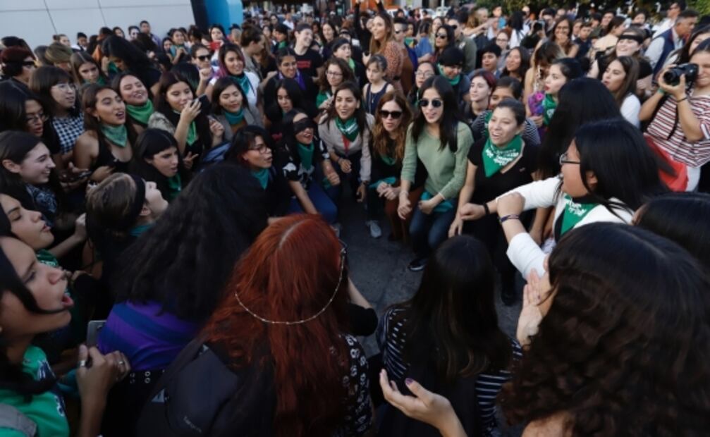 Crónica fotográfica de la "marea verde" feminista en la FIL Guadalajara