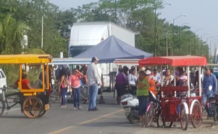 Cumple 24 horas bloqueo carretero; maestros y padres piden reconstrucción de escuelas