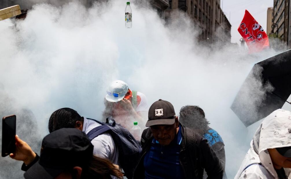 Piedras, gases y empujones en choque de policías con la CNTE. Foto: Huego Salvador / EL UNIVERSAL