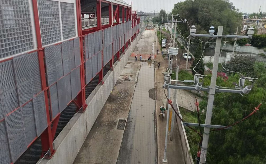 La inundación del domingo alcanzó más de 60 centímetros de altura y dejó varada la unidad número 97 de la ruta 30 Ecatepec.
(07/09/26)
Foto: Especial.