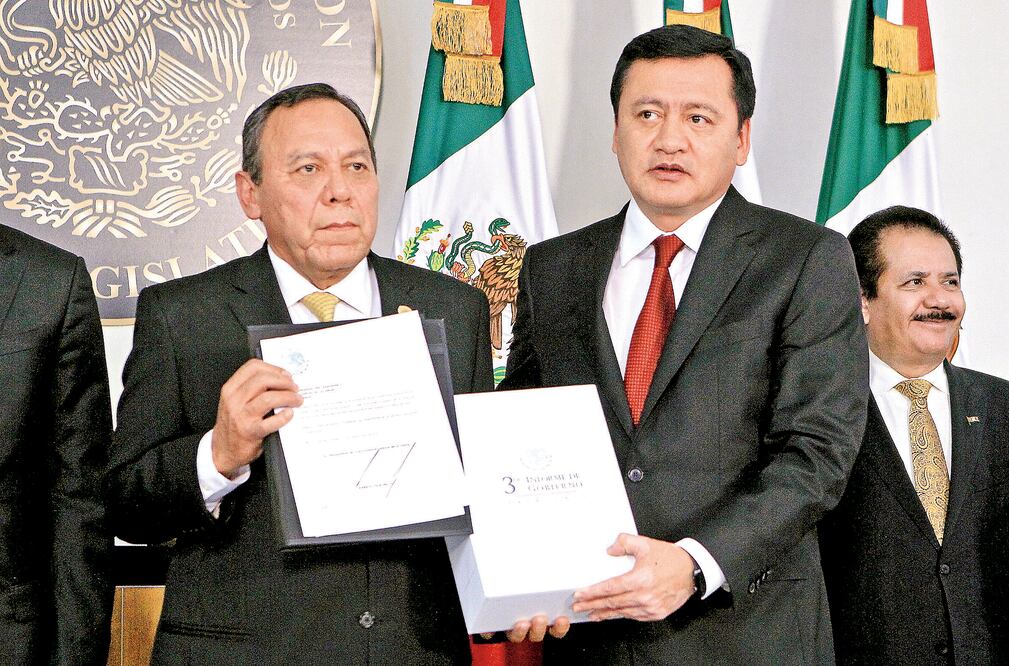 El secretario de Gobernación, Miguel Ángel Osorio Chong, entregó el Tercer Informe de Gobierno del presidente Enrique Peña Nieto al Congreso de la Unión, que fue recibido por Jesús Zambrano, líder de la Cámara de Diputados (RAMÓN ROMERO. EL UNIVERSAL)