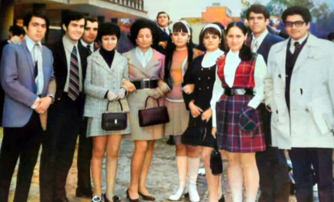 . En la foto, tomada durante sus años como estudiante de la Escuela Nacional de Economía de la UNAM, Sola aparece junto a Martínez, quien en ese entonces dirigía la institución. Foto: Captura de pantallaa en X de usuario @rzamudiovg