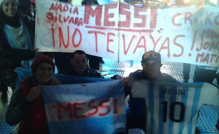 Cientos claman en Buenos Aires: "Messi, no te vayas"