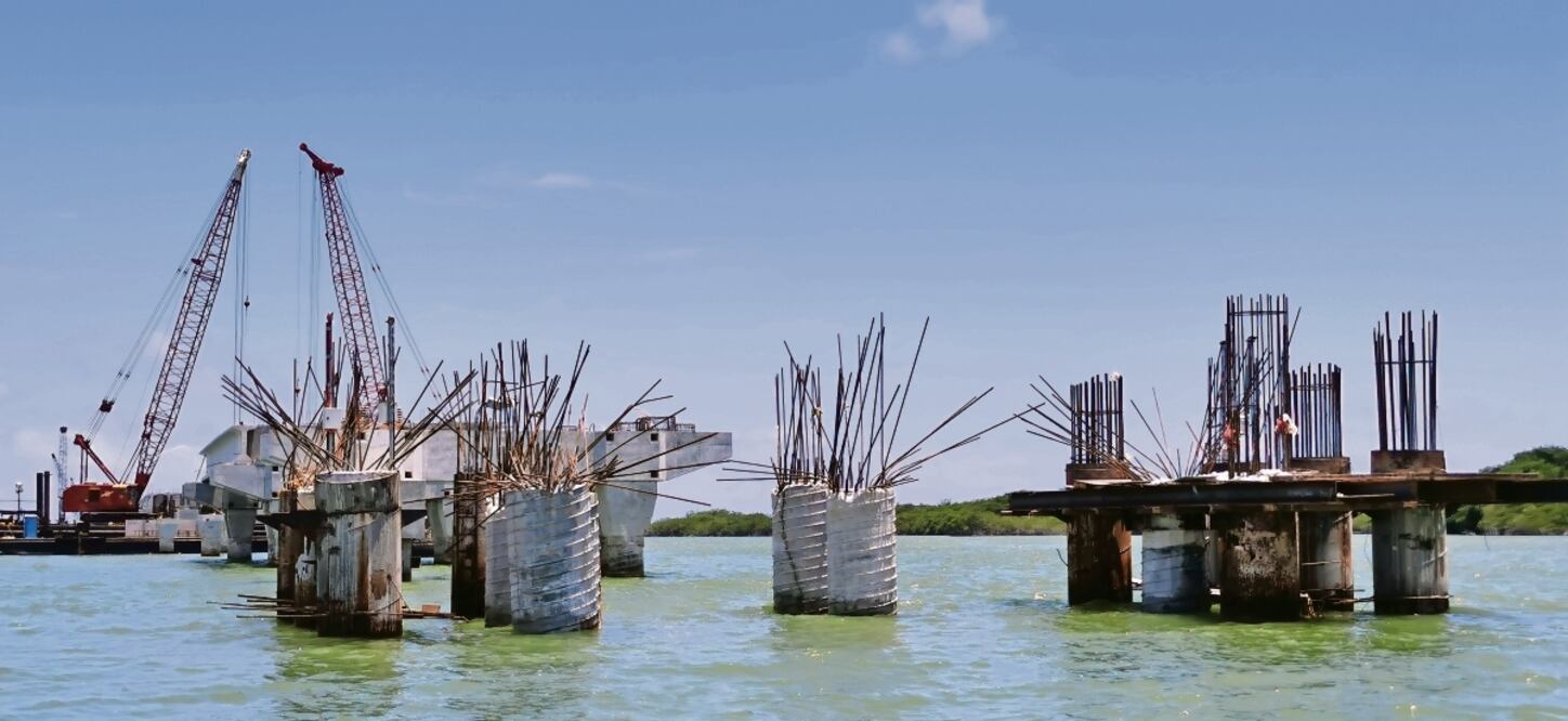 Para brincar la caverna, la dependencia federal ha tenido que instalar pilotes reforzados para construir y montar, sobre la misma ruta que lleva el puente, “un puente en arco prefabricado”. Foto: Adriana Varillas