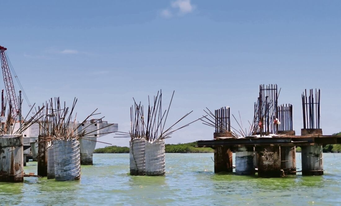 Para brincar la caverna, la dependencia federal ha tenido que instalar pilotes reforzados para construir y montar, sobre la misma ruta que lleva el puente, “un puente en arco prefabricado”. Foto: Adriana Varillas
