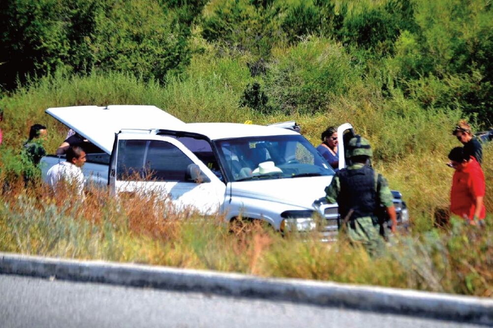 Los tres ganaderos provenían de Zacatecas con más de 100 cabezas de ganado; sus cuerpos fueron hallados dentro de su camioneta blanca, esposados en la zona de tolerancia de Monclova. (CORTESÍA VÍCTOR FUENTES)
