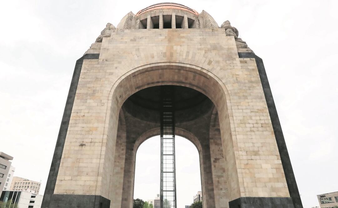 Un trabajador cayó cuando se encontraba dando mantenimiento al elevador de cristal del Monumento a la Revolución. Foto: Archivo/El Universal