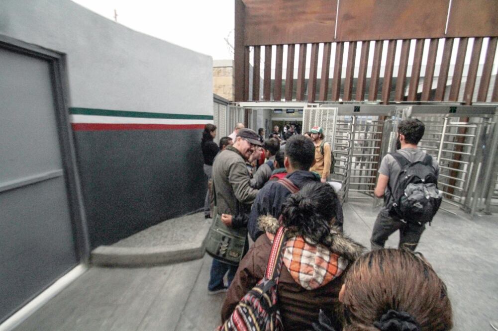 Viacrucis. Los migrantes recorrieron más de 5 mil kilómetros desde el sur del país hasta el norte para llegar hasta la garita El Chaparral, en Tijuana. (JOEBETH TERRIQUEZ. EL UNIVERSAL)