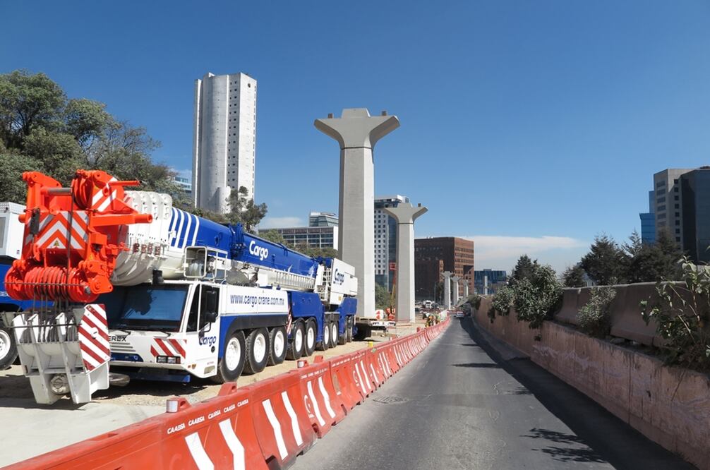 La construcción del tercer y último tramo del Tren Interurbano México-Toluca, a cargo del Gobierno de la Ciudad de México, avanza apenas con la colocación de columnas de concreto para la construcción de la estación Santa Fe; hasta el momento se reporta un avance  general de 15%. 