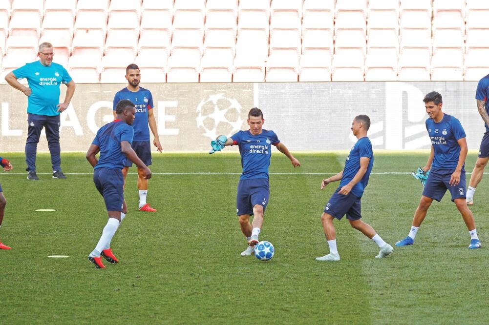 Lozano y el PSV pisaron la cancha del Camp Nou. (ALBERT GEA. REUTERS)