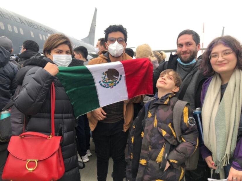 Despega avión de la Fuerza Aérea que lleva a mexicanos repatriados de Ucrania