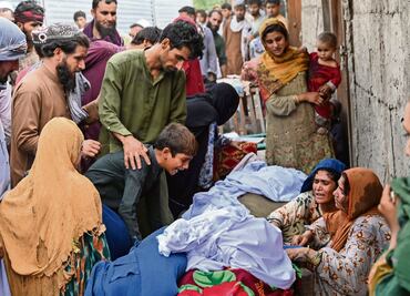 Sobrevivientes de zonas aisladas de Afganistán esperan ayuda tras terremoto; suman más de mil 400 muertos