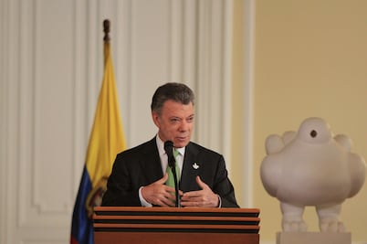 Venezuela actúa como dictadura al censurar medios colombianos: Santos
