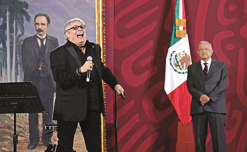 Durante el homenaje a la Revolución de Cuba se exhibió el óleo del libertador José Martí, además se presentó Amaury Pérez, quien agradeció al Presidente por ayudar a La Habana.