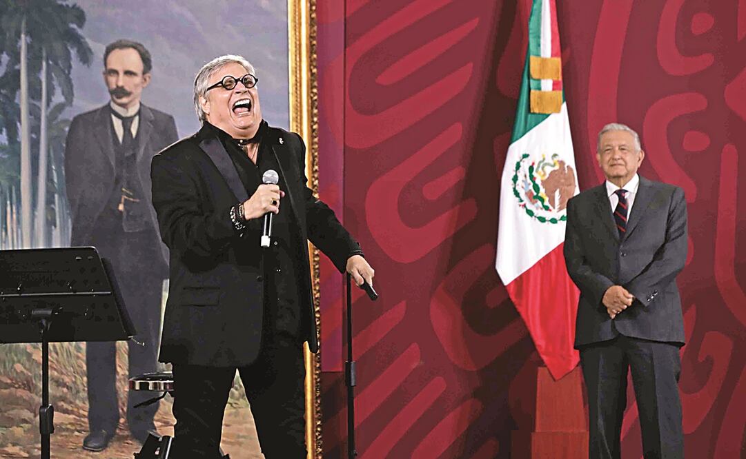 Durante el homenaje a la Revolución de Cuba se exhibió el óleo del libertador José Martí, además se presentó Amaury Pérez, quien agradeció al Presidente por ayudar a La Habana.