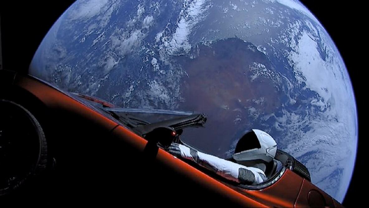 Un maniquí "conduce" el Tesla en el espacio Foto: SpaceX