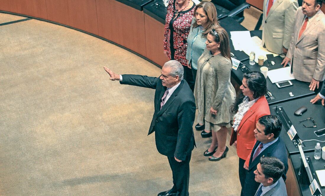Miguel Basáñez Ebergenyi rindió protesta en el Senado de la República como nuevo embajador de México en Estados Unidos, designación que avalaron con su voto 98 legisladores, principalmente del PRI, PRD y PAN (RAMÓN ROMERO. EL UNIVERSAL)