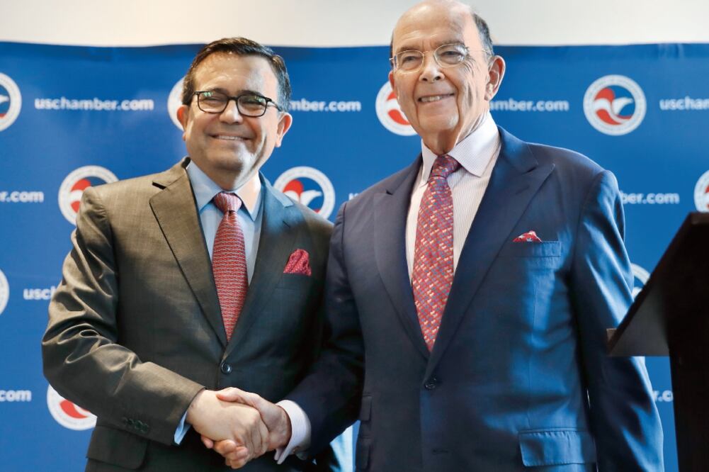 El secretario de Economía, Ildefonso Guajardo, y el titular de Comercio estadounidense, Wilbur Ross, dieron a conocer los convenios alcanzados en el acuerdo azucarero; se prevé que en unos días se redacte el texto final. FOTO: CAROLYN KASTER. AP