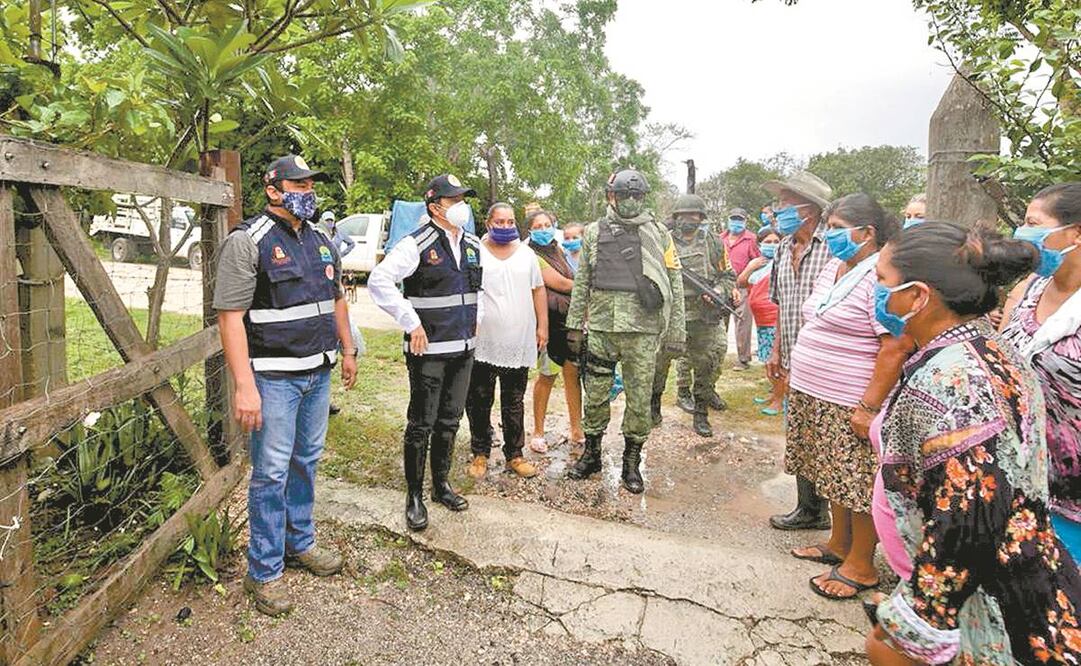 En el municipio de Bacalar, autoridades hablaron del reparto de despensas y del traslado de algunas personas a albergues activados en la comunidad. Foto: Especial