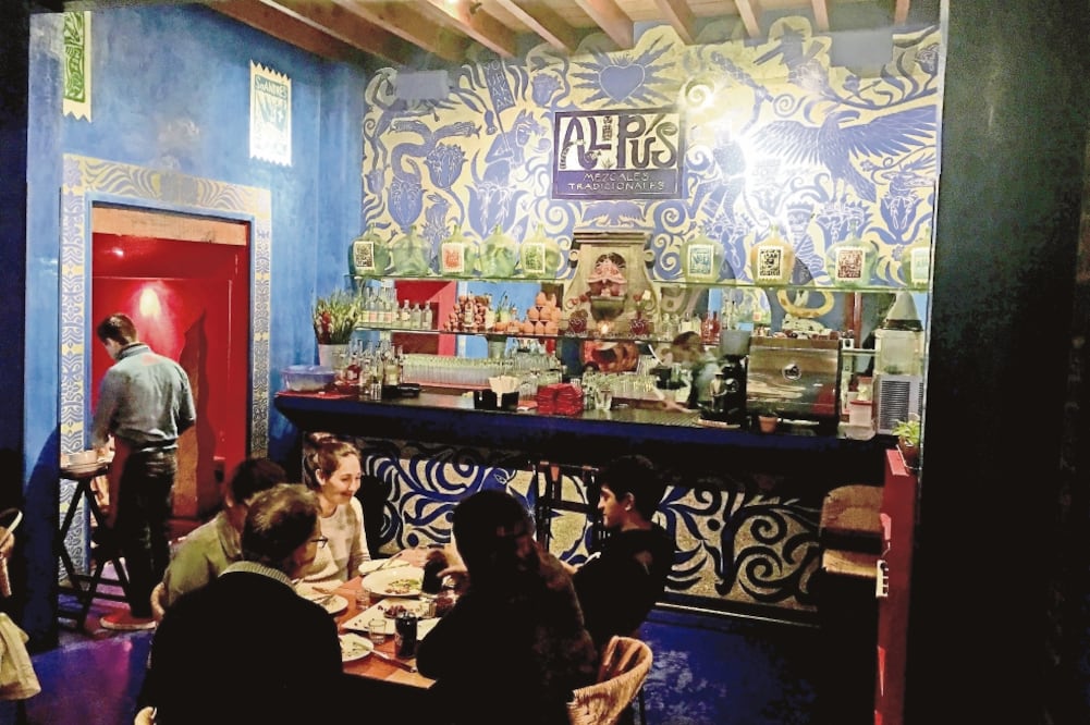 Entre los mezclas favoritas de los comensales está el Coctel Barro, mezcal con jugo de toronja, limón, un toque de pepino y azúcar dentro de un jarrito de barro escarchado (MIGUEL PALLARES. EL UNIVERSAL)