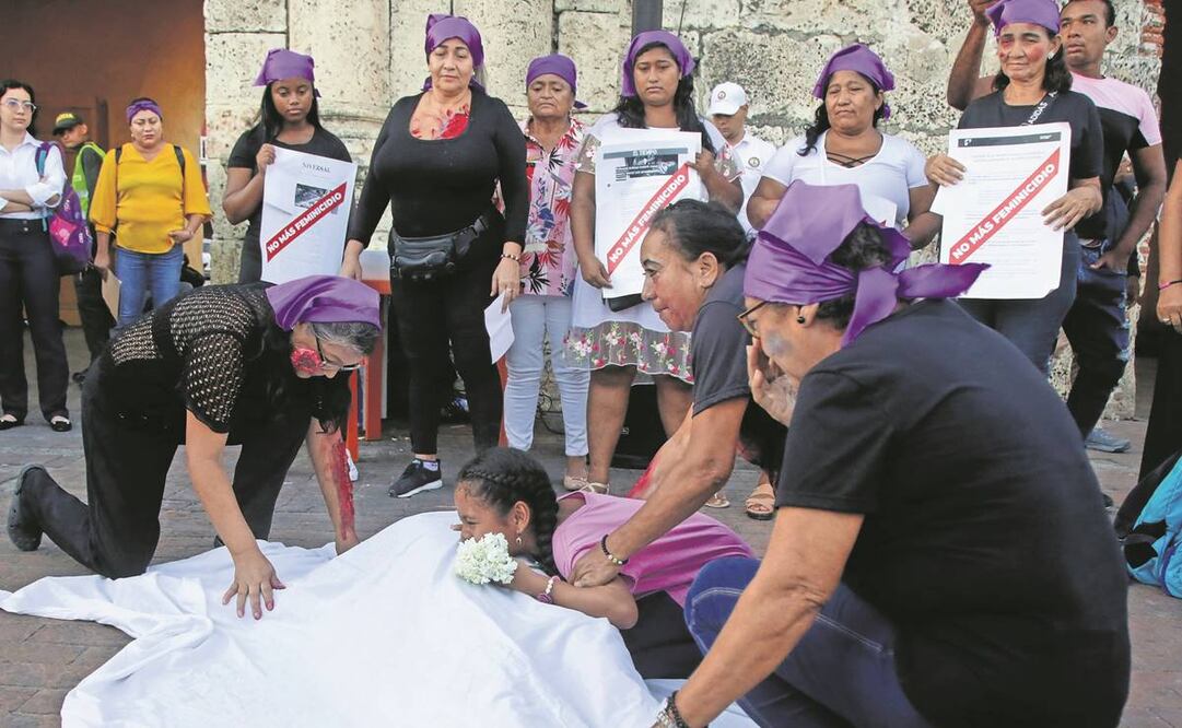 Activistas conmemoran un aniversario más de la masacre, a manos de sicarios, de mujeres en la Torre del Reloj de Cartagena de Indias, Colombia.