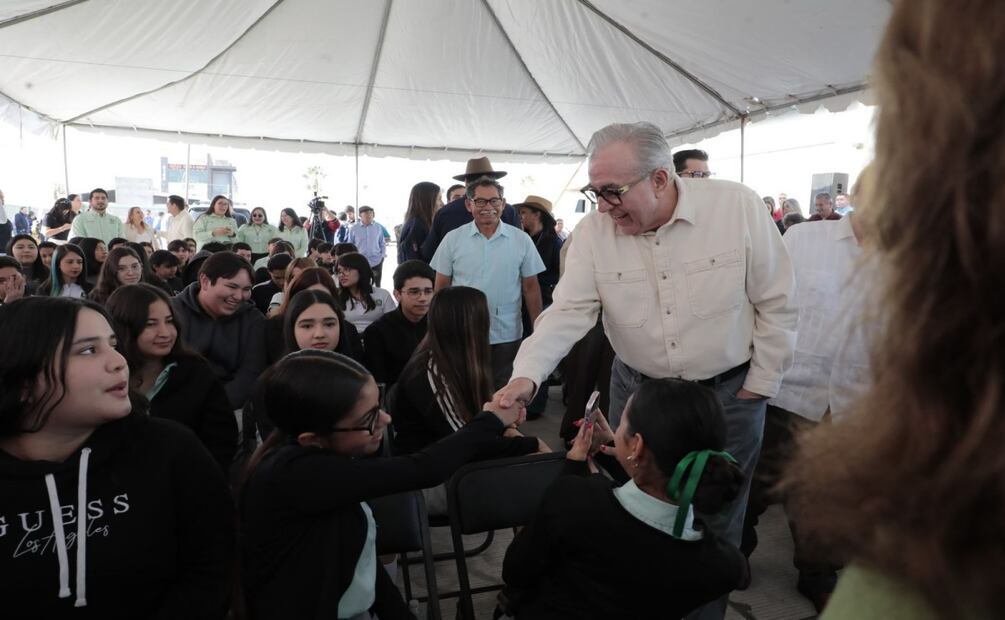 "Sinaloa está creciendo y apoya la educación": Rocha Moya; anuncia la construcción de nuevas escuelas. Foto: Especial