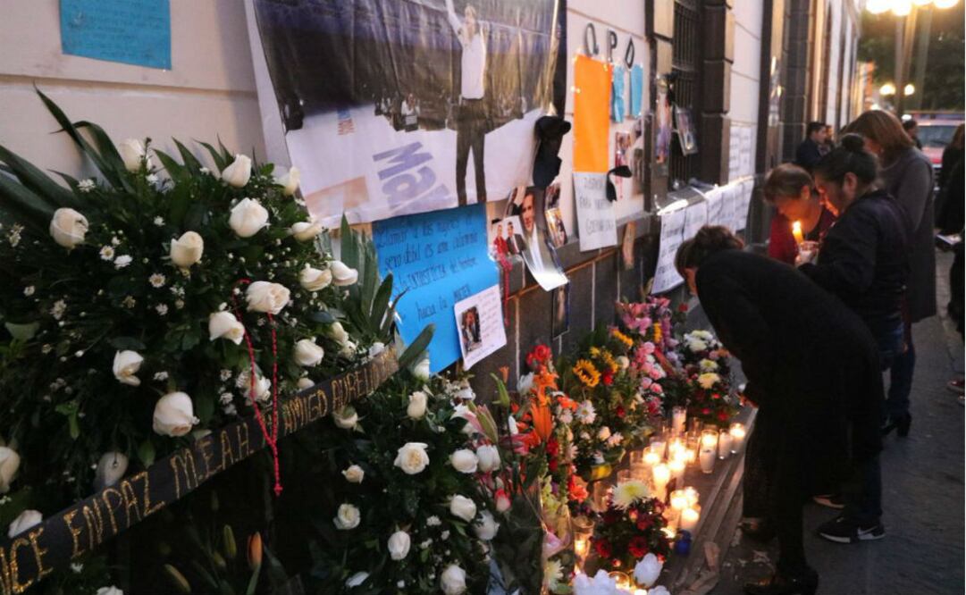 Las personas colocaron fotos, flores, veladoras y cartas de agradecimiento en el Memorial que se colocó junto al acceso principal del Sedif, sobre la calle 5 de Mayo y 18 Poniente. FOTO: @SEDIFPuebla