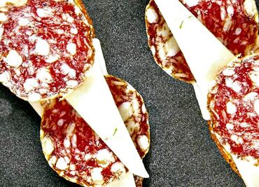 Tapa de salchichón ibérico y Manchego