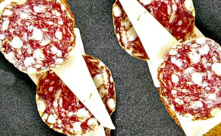 Tapa de salchichón ibérico y Manchego