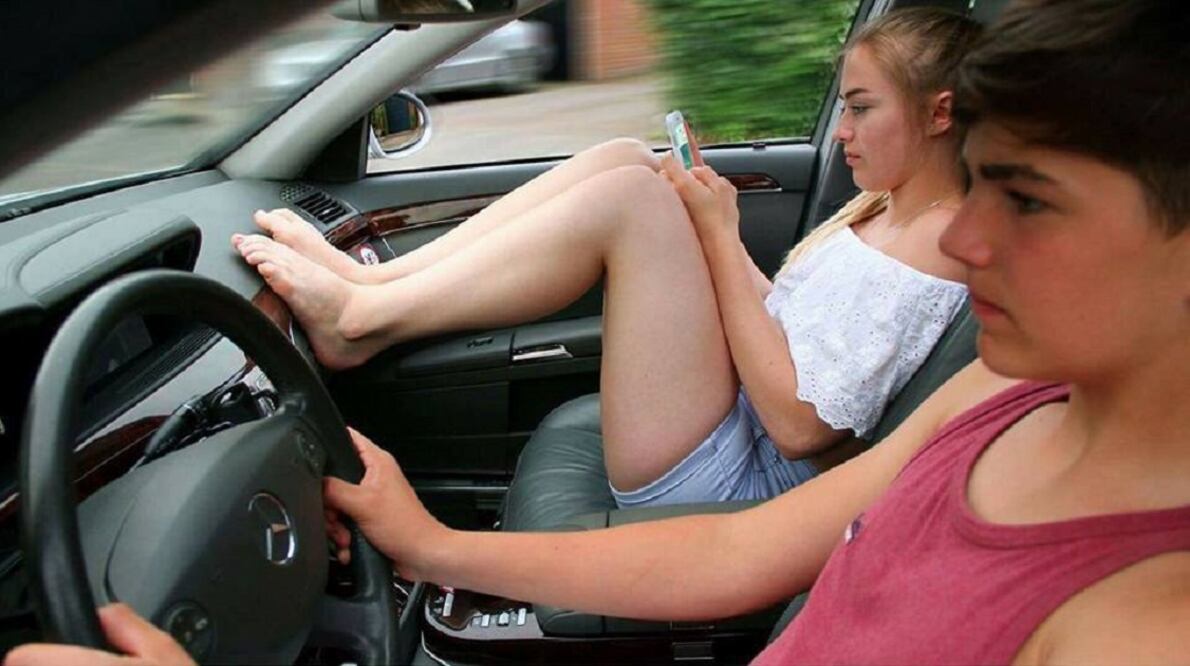 Por qué no deberías subir los pies en el tablero del auto