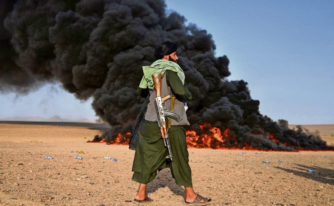 Una quema de drogas incautadas en Daman, en Kandahar, el 16 de junio de 2025. Foto: Sanaullah Seiam / AFP