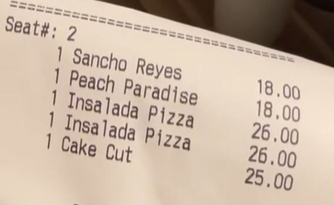 Mesera de un restaurante cobra irrisoria suma de dinero por cortar un pastel de cumpleaños. Foto: TikTok @vivala_blondiiie