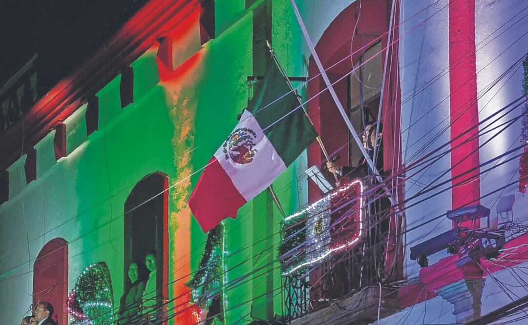 En el municipio de Amaxac, Tlaxcala, el presidente municipal Mauricio Pozos Castañón, dio el grito con una bandera colocada al revés, pues se desplegó con el escudo de cabeza. Foto Especial