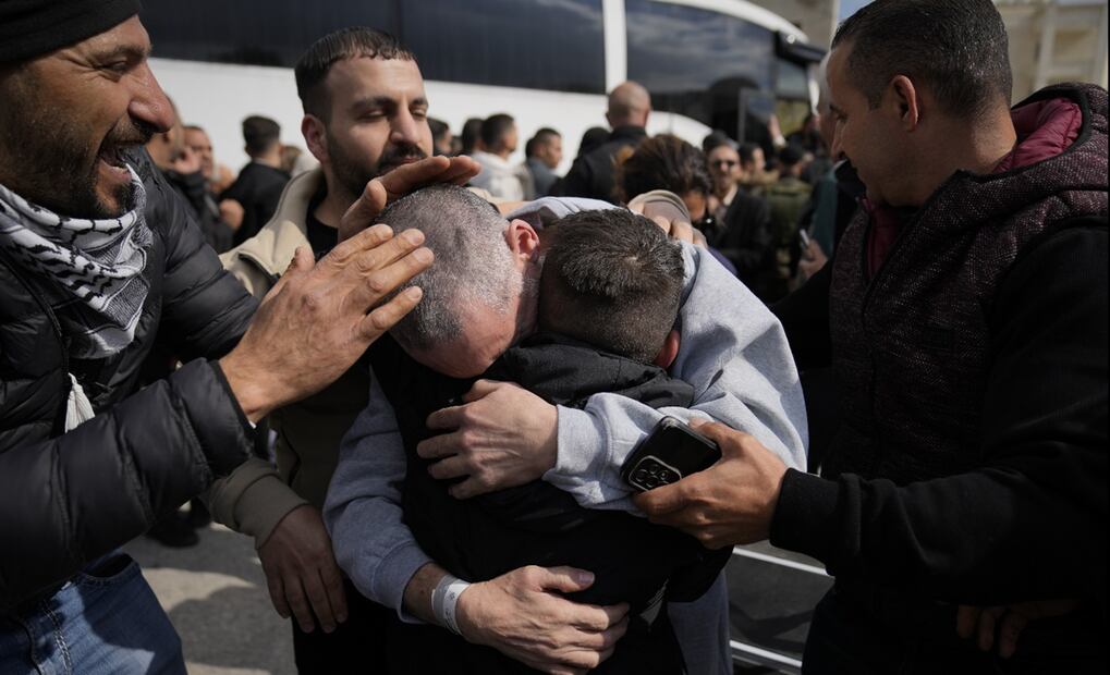 Imagen de prisioneros palestinos que fueron liberados este sábado 1 de febrero de 2025 en la Franja de Gaza como parte del intercambio por tres rehenes israelíes en el marco del alto el fuego. Foto: AP
