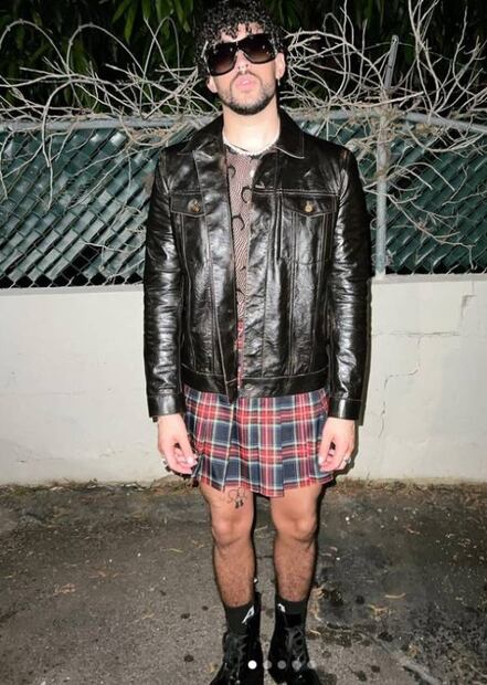 La falda y transparencia de Bad Bunny desatan discusión en Instagram