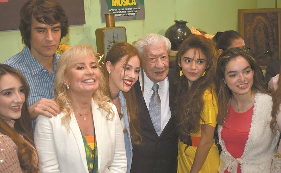 Se ofició misa, y se dio el claquetazo, donde estuvo la productora con sus actrices juveniles e Ignacio López Tarso como padrino. Foto: Armando Pereda/EL UNIVERSAL
