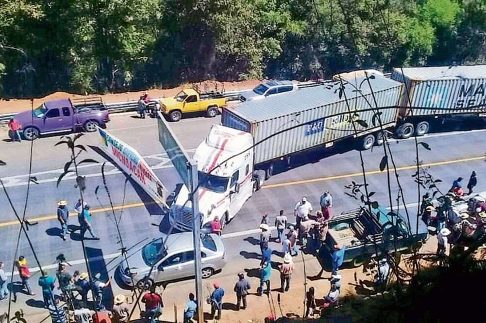 Al menos cinco bloqueos llevaron a cabo indígenas, como parte de la Segunda Jornada de Lucha: Respeto a los Derechos de los Pueblos Originarios. (ESPECIAL)