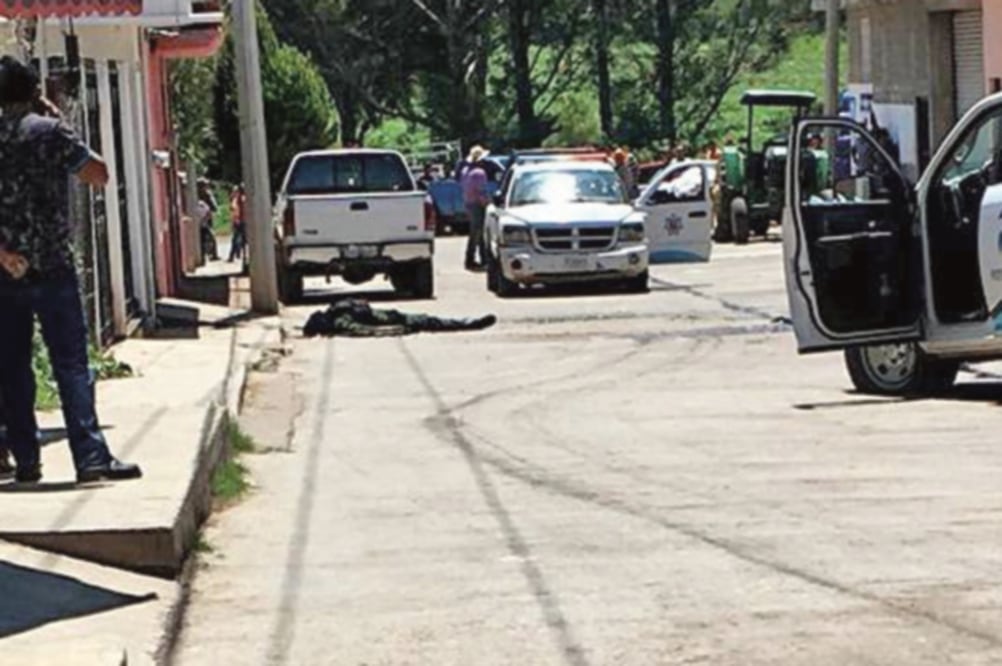 Infortunio. Al ser atacados por los delincuentes, los policías repelieron la agresión, pero un oficial quedó tendido en piso. Foto: CORTESÍA