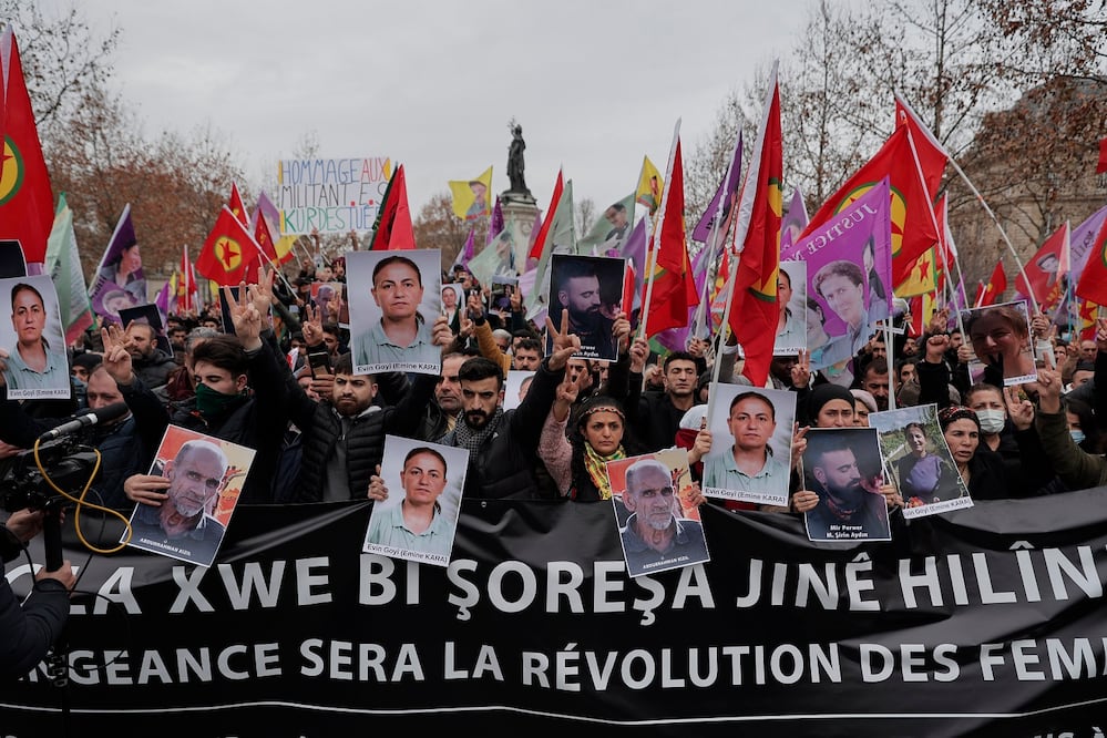 Activistas kurdos y grupos antirracismo organizan una protesta con la bandera del Partido de los Trabajadores del Kurdistán, PKK, y fotografías de las víctimas recientes en París. Foto: AP
