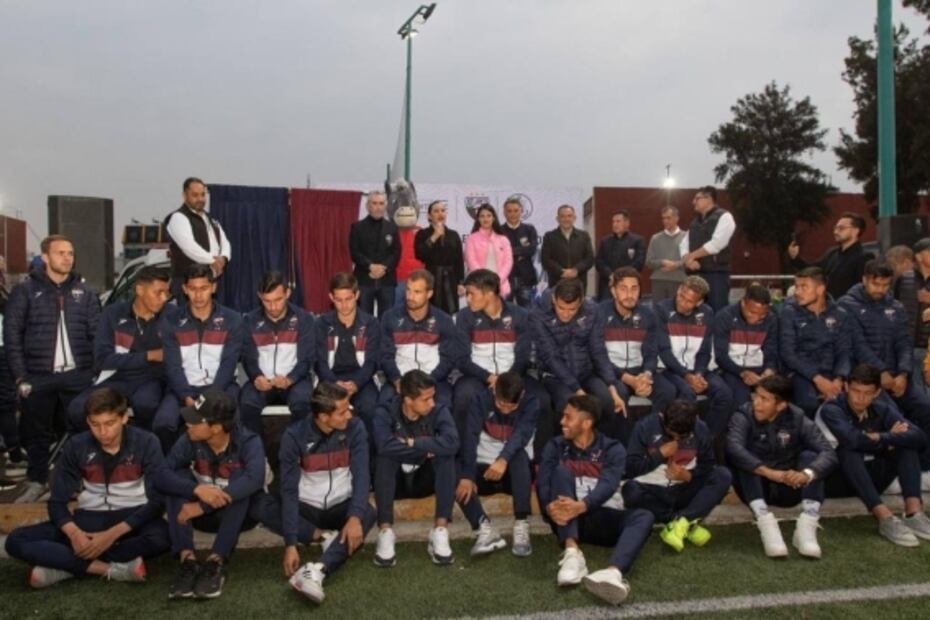 Sandra Cuevas e integrantes del Club de futbol Atlante abren academia para el deporte