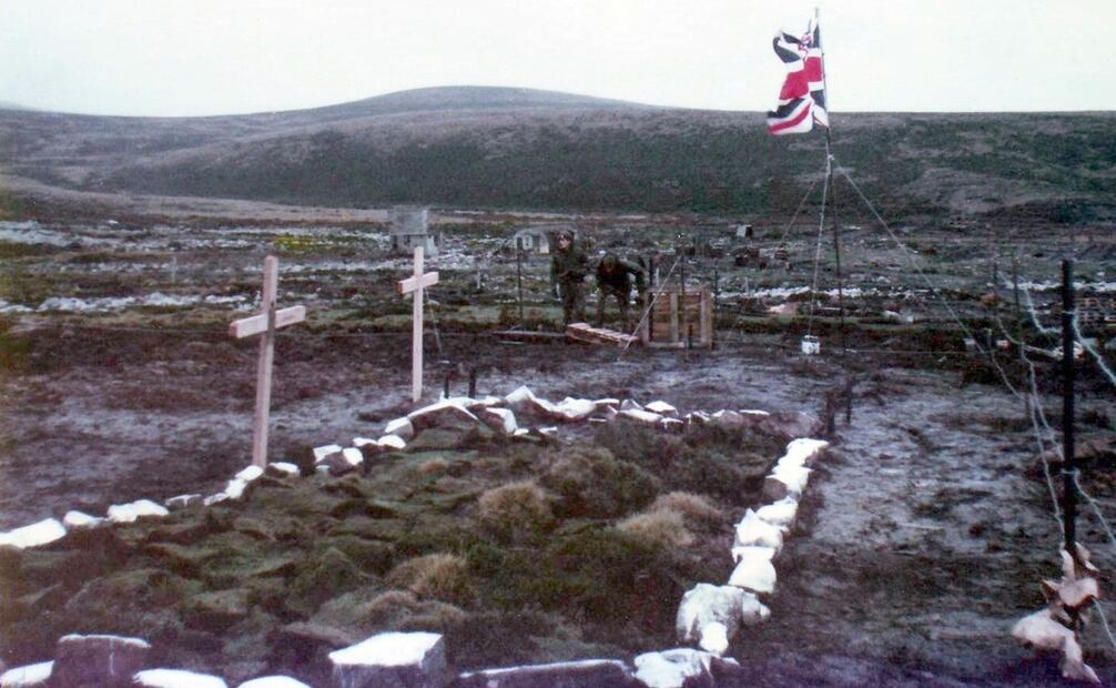 Fotografía del 13 de junio de 1982, donde se ven algunas de las tumbas de los soldados británicos perecidos en la batalla por las Islas Malvinas. El saldo fue de casi 900 muertos y numerosos navíos destruidos por el combate. Foto: Ken Griffiths/ESPECIAL.