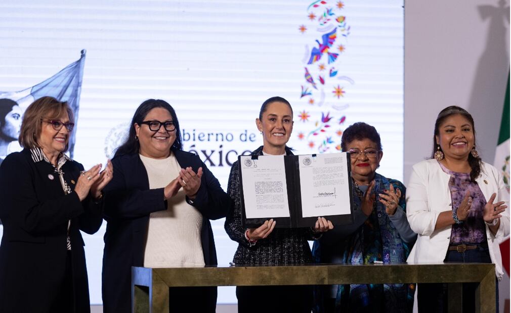 La presidenta de México, Claudia Sheinbaum Pardo, firmó el Decreto de la Reforma Constitucional en Materia de Igualdad Sustantiva a una Vida Libre de Violencia y Erradicación de la Brecha Salarial por Razones de Género. Foto: Hugo Salvador/EL UNIVERSAL