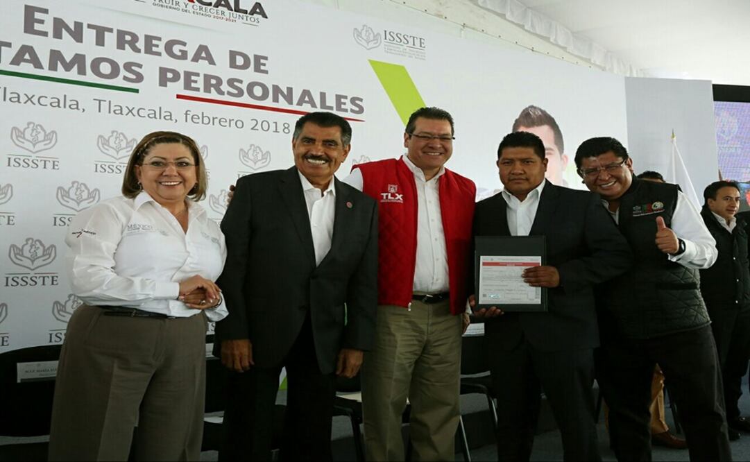 Entrega de prestamos ISSTE. Foto: Especial